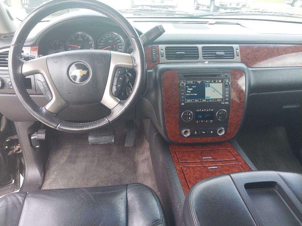 2011 Chevrolet Suburban Image 16