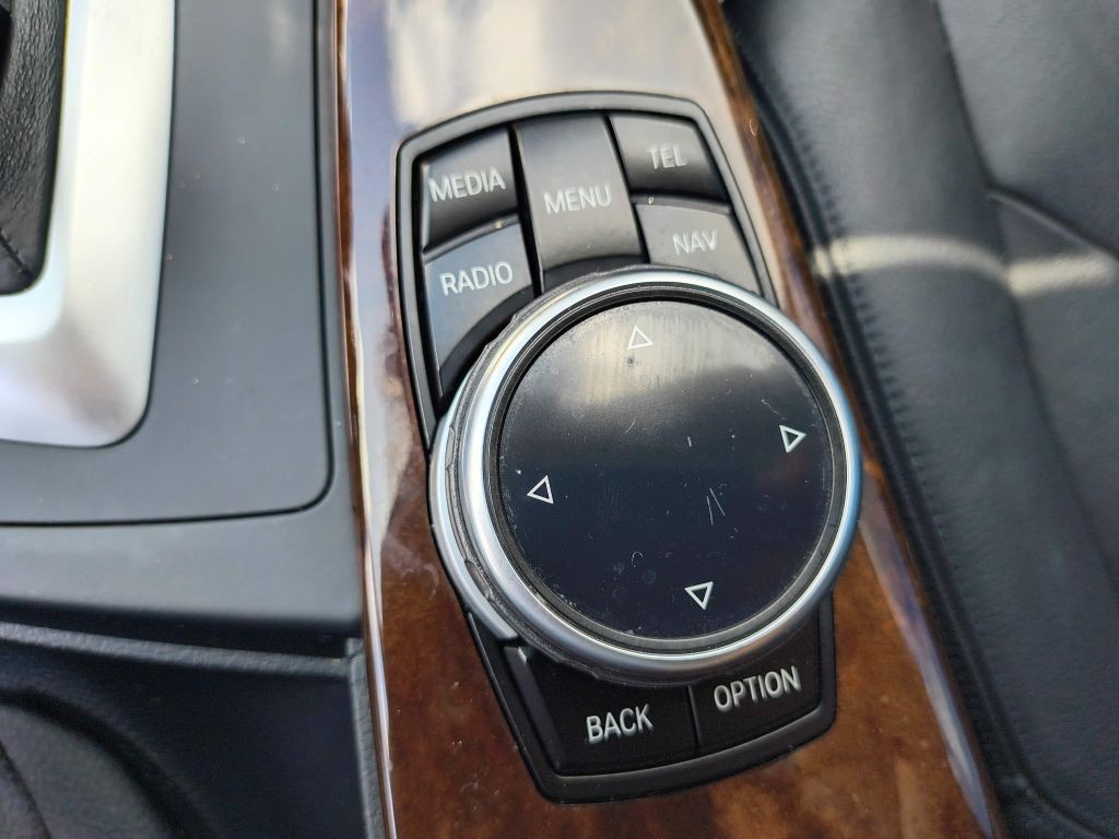 2015 BMW 3 Series Image 25