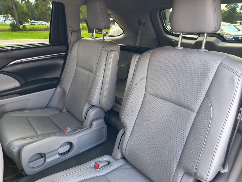 2015 Toyota Highlander Image 30