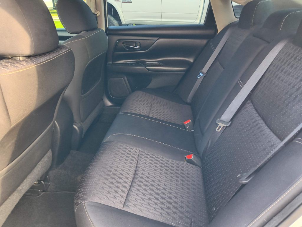 2016 Nissan Altima Image 23