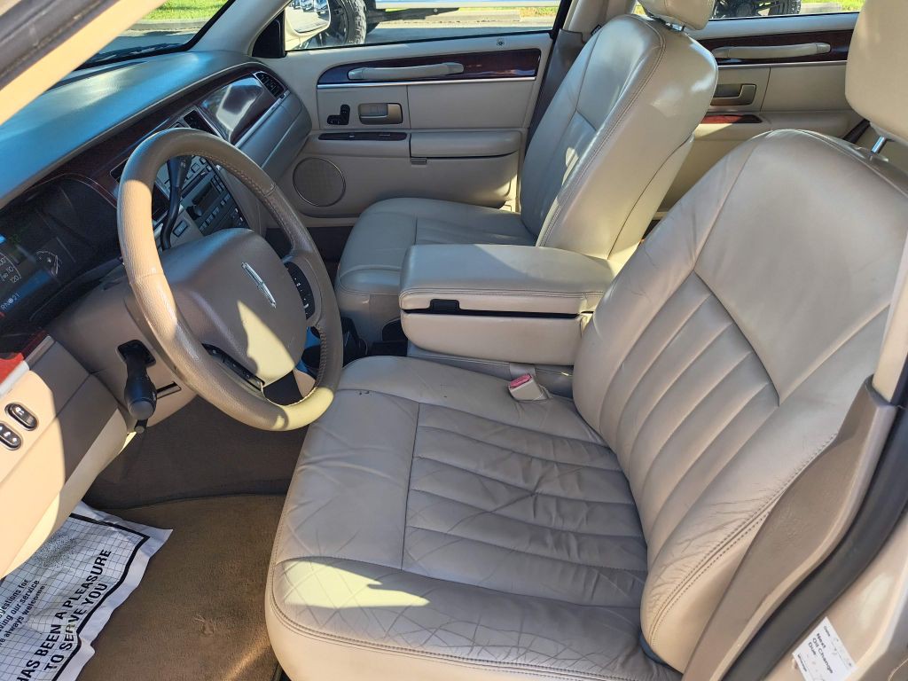 2005 Lincoln Town Car Image 12