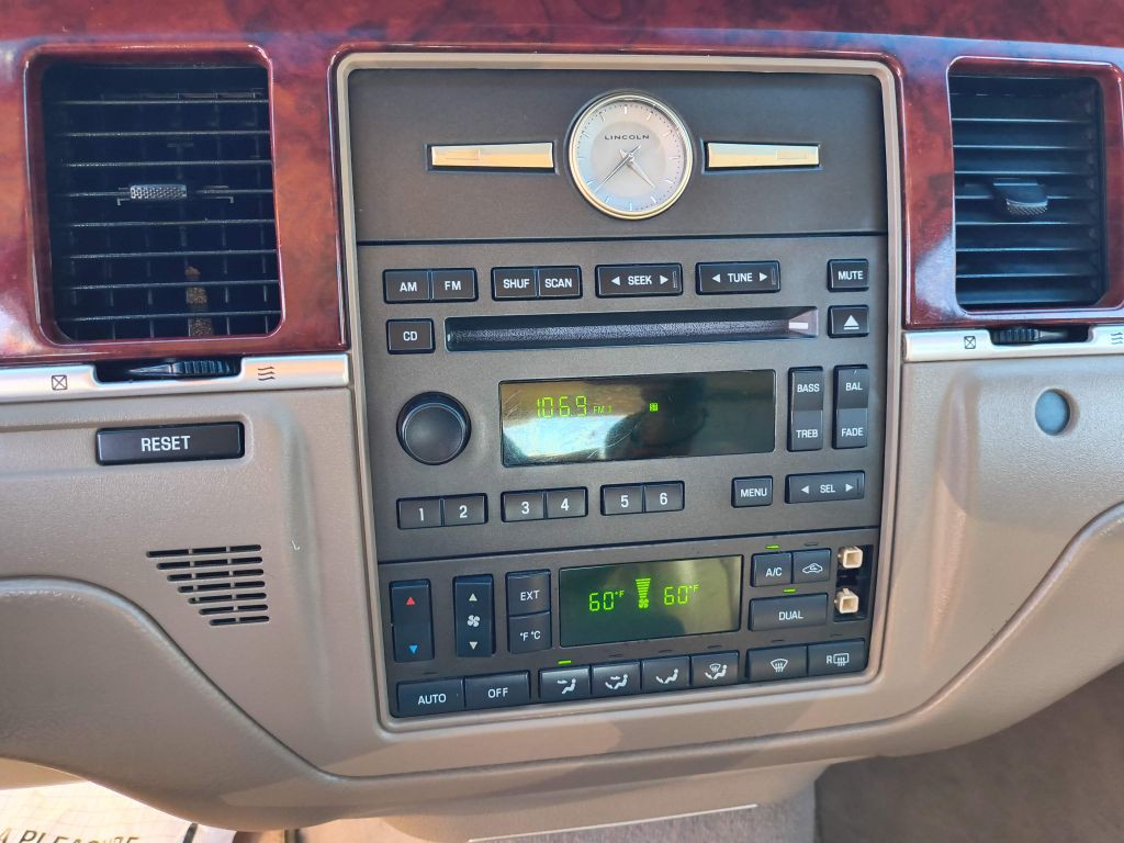 2005 Lincoln Town Car Image 18