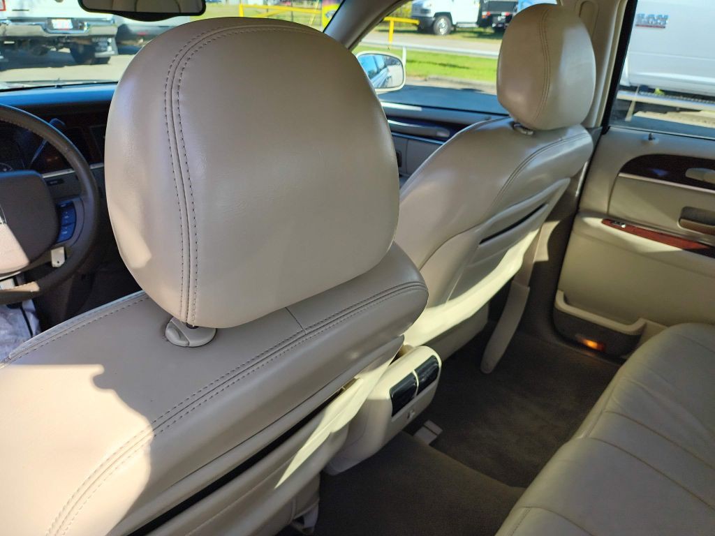 2005 Lincoln Town Car Image 21