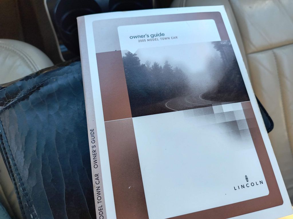 2005 Lincoln Town Car Image 27