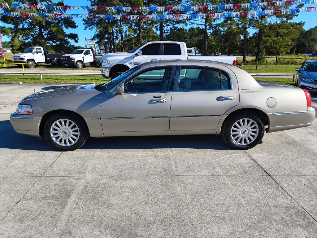 2005 Lincoln Town Car Image 2