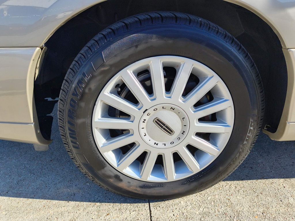 2005 Lincoln Town Car Image 9