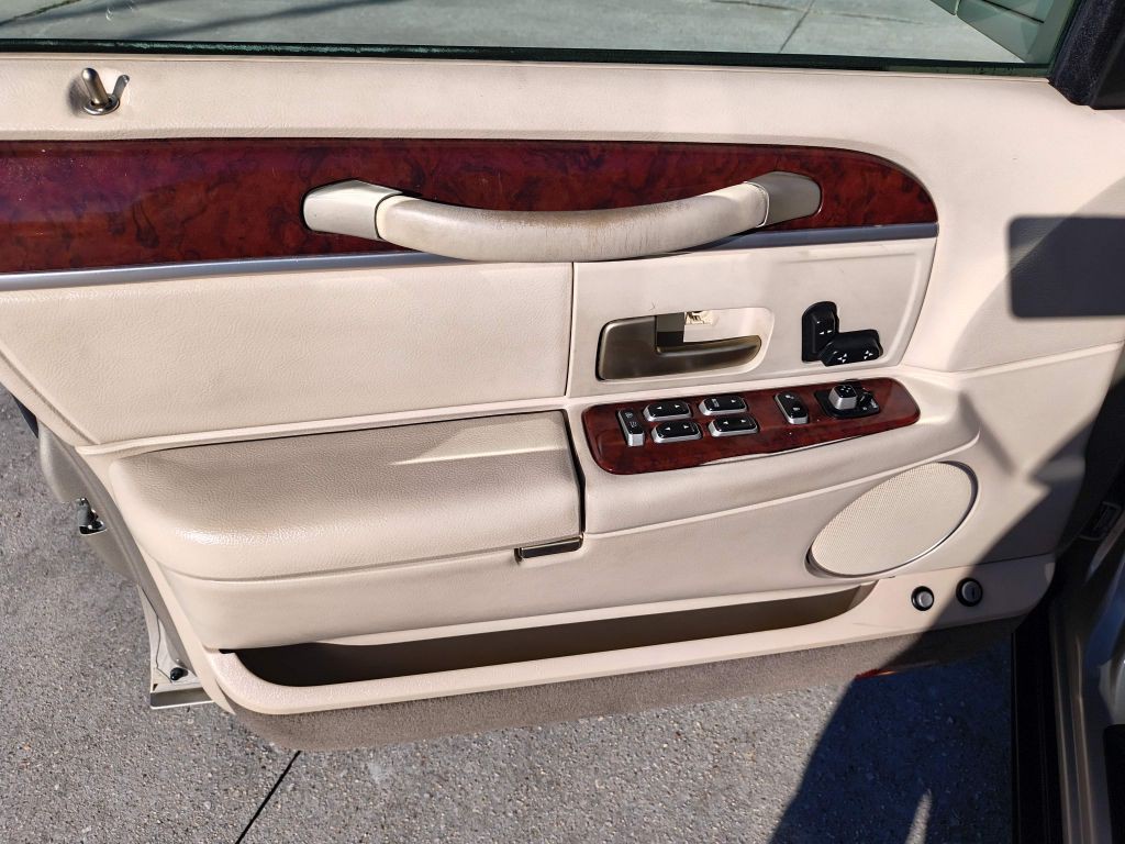 2005 Lincoln Town Car Image 11