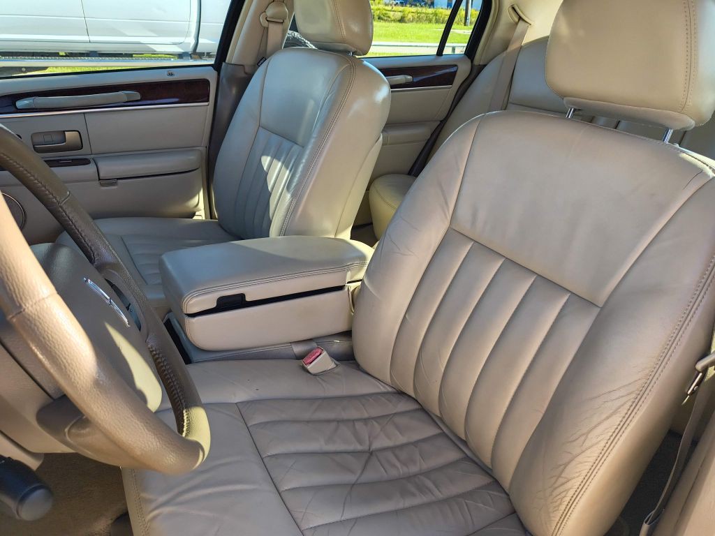 2005 Lincoln Town Car Image 13