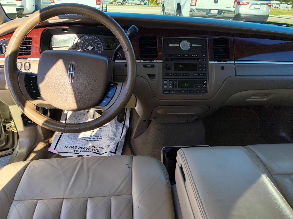 2005 Lincoln Town Car Image 14