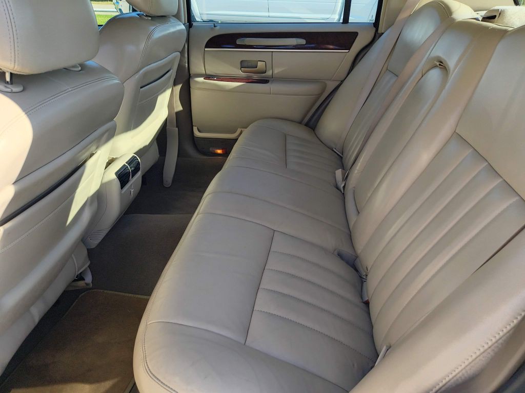 2005 Lincoln Town Car Image 20
