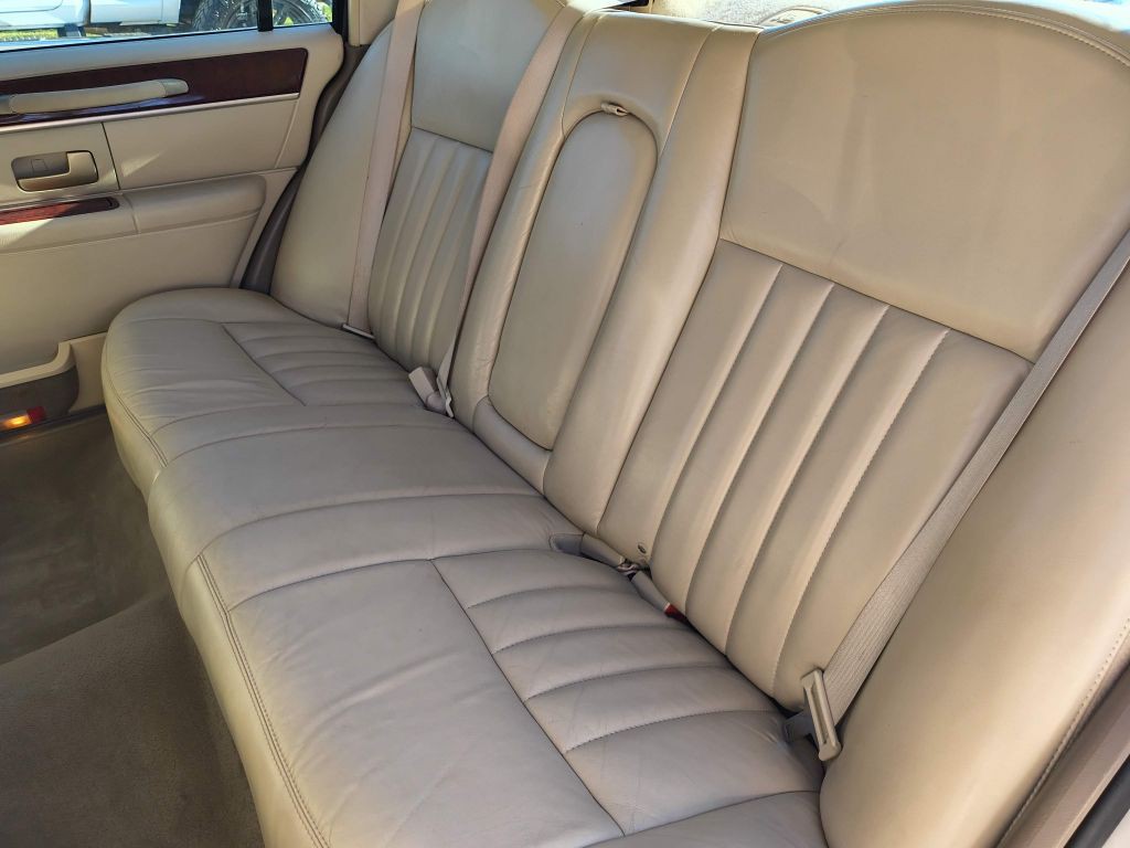 2005 Lincoln Town Car Image 22