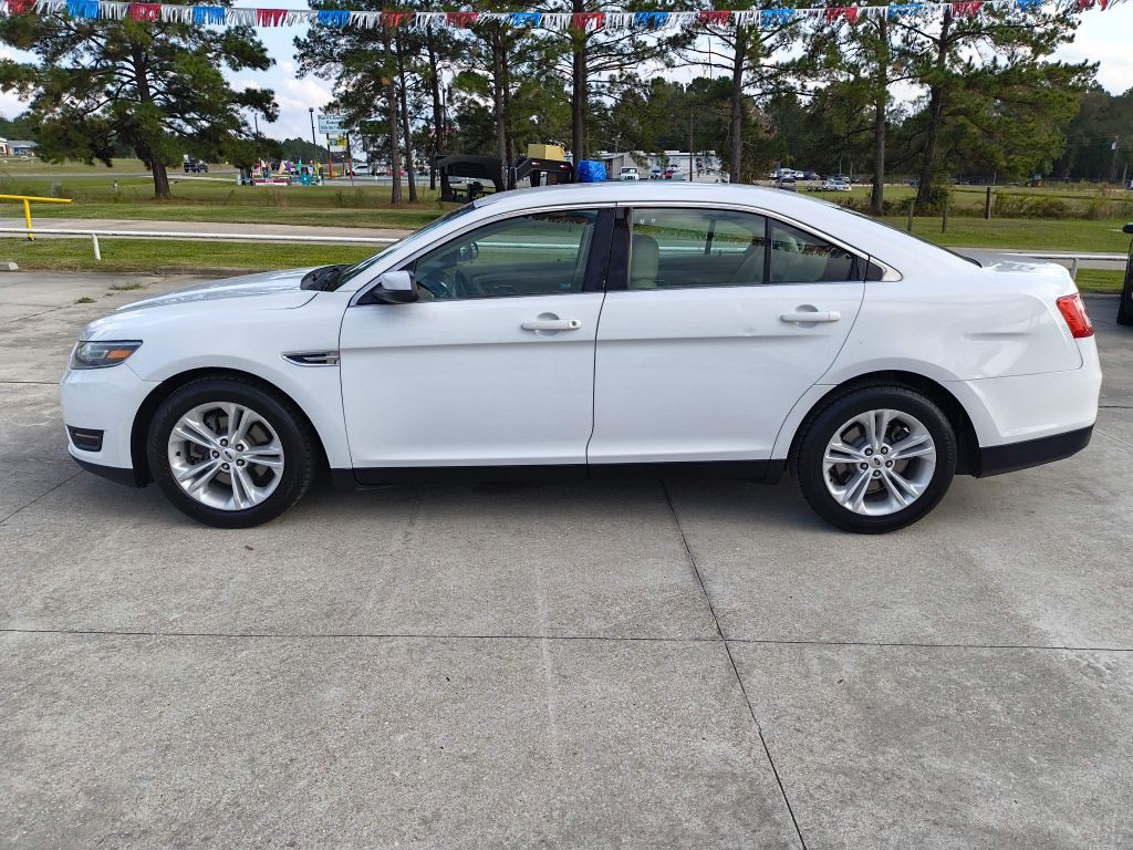 2015 Ford Taurus Image 2