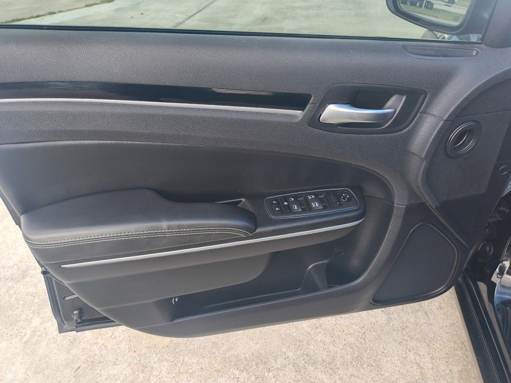 2023 Chrysler 300 Image 10