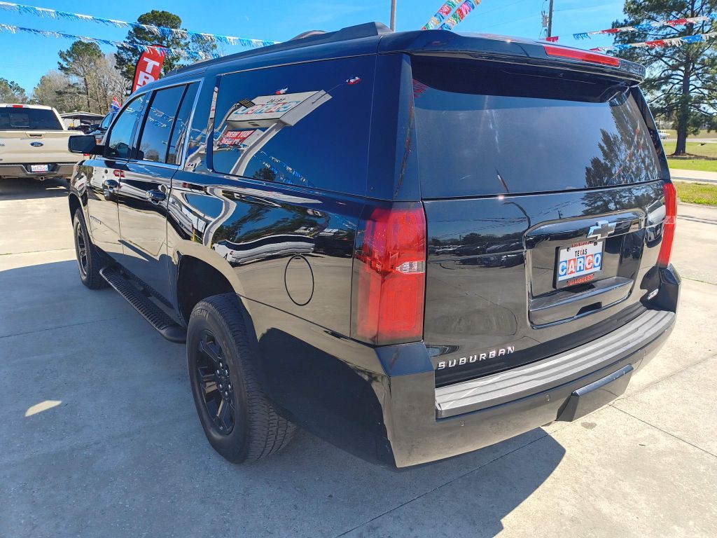 2017 Chevrolet Suburban Image 3