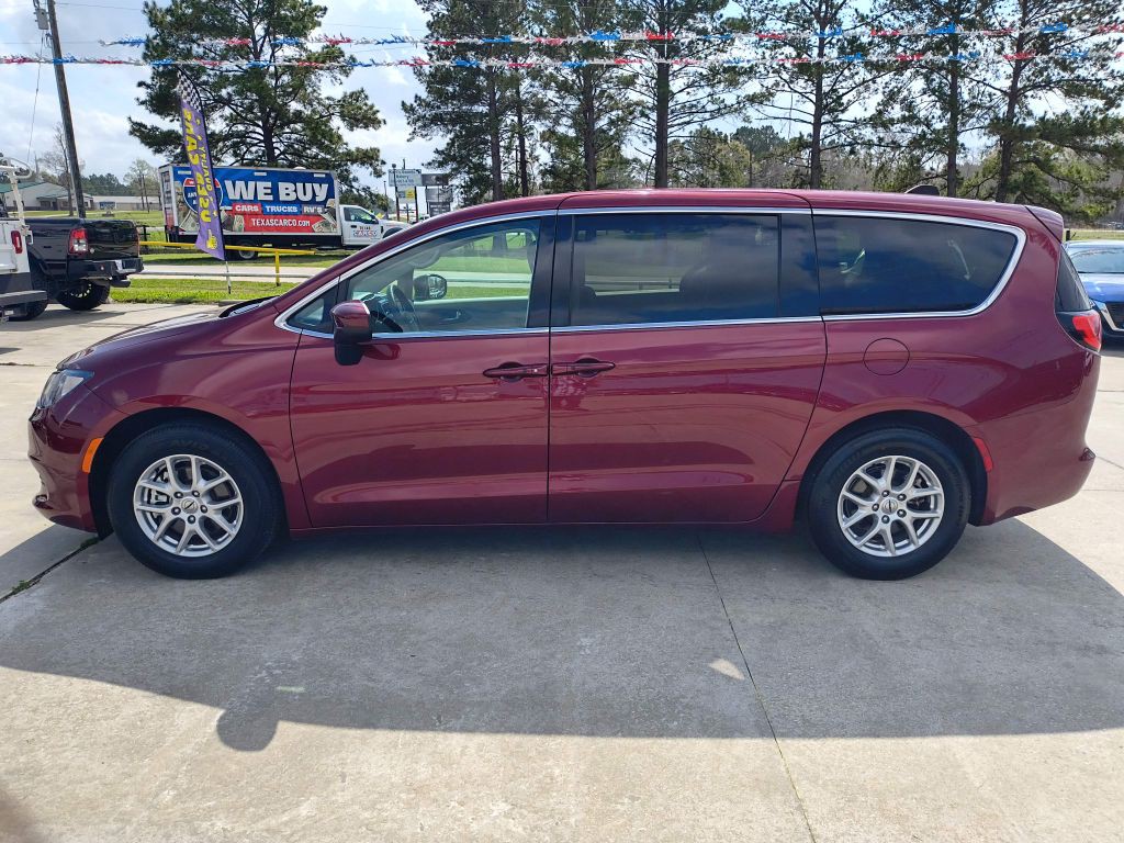 2023 Chrysler Voyager Image 2
