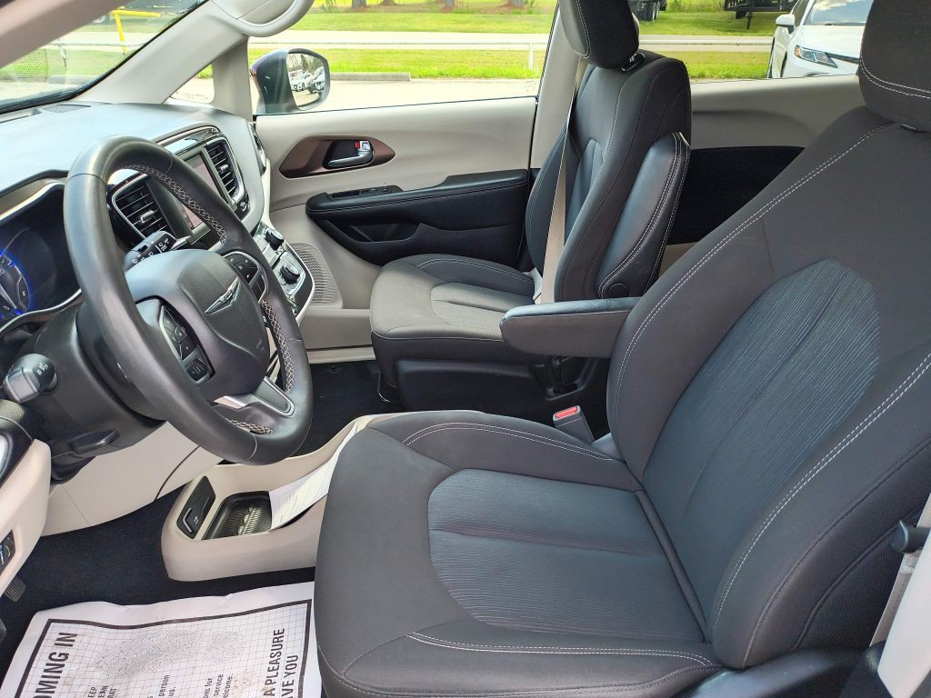 2023 Chrysler Voyager Image 12