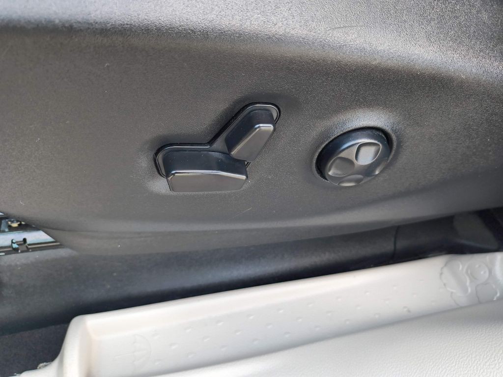 2023 Chrysler Voyager Image 13