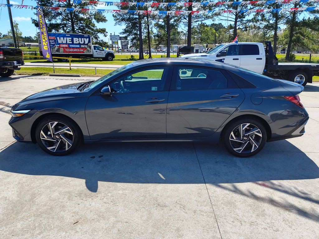 2025 Hyundai Elantra Image 2