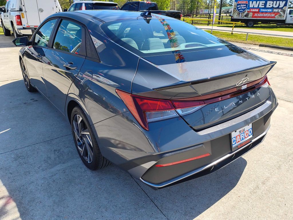 2025 Hyundai Elantra Image 3