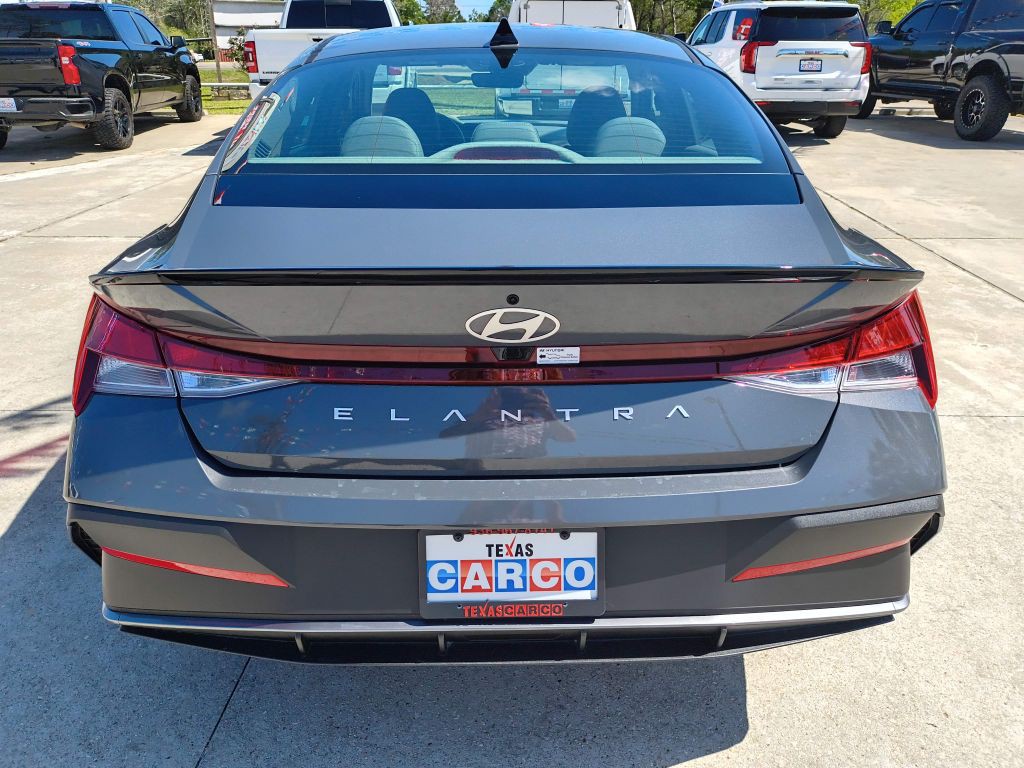 2025 Hyundai Elantra Image 4