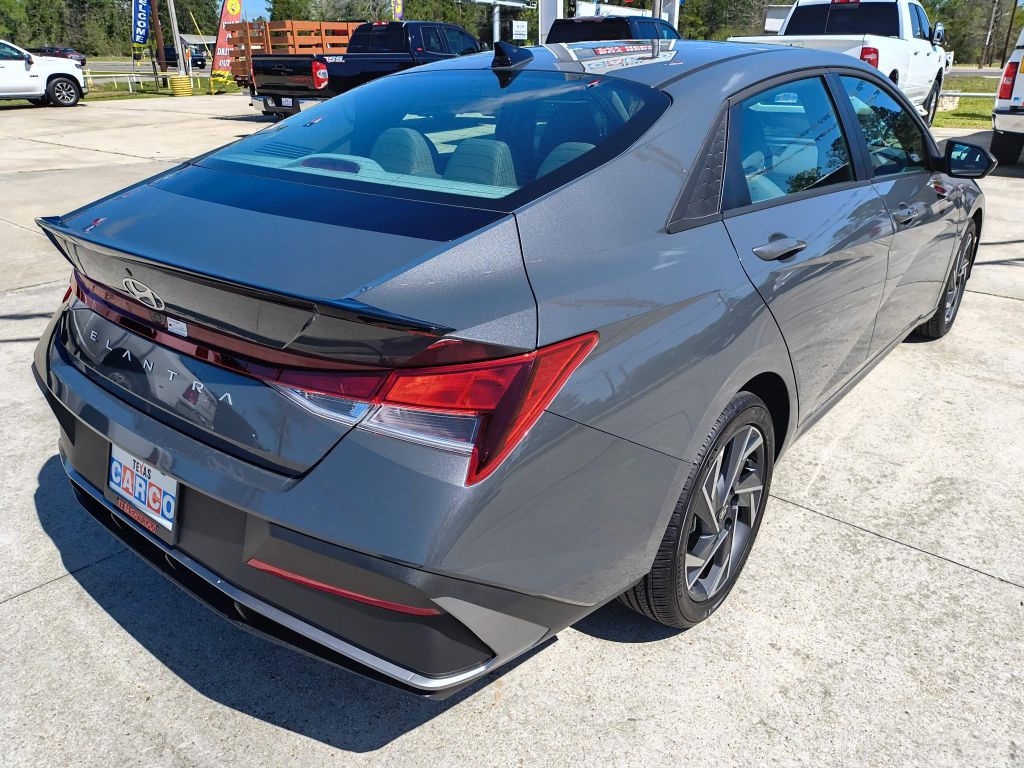 2025 Hyundai Elantra Image 5