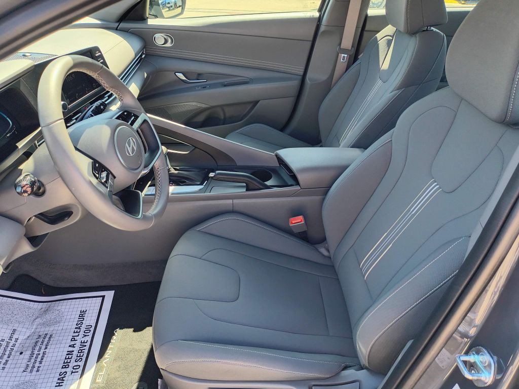 2025 Hyundai Elantra Image 12