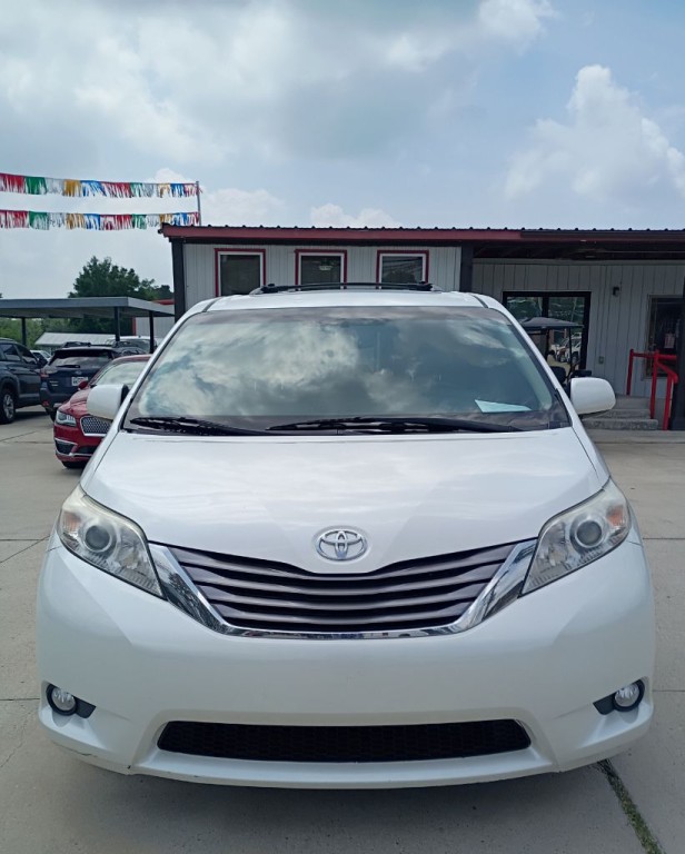 2016 Toyota Sienna Image 2