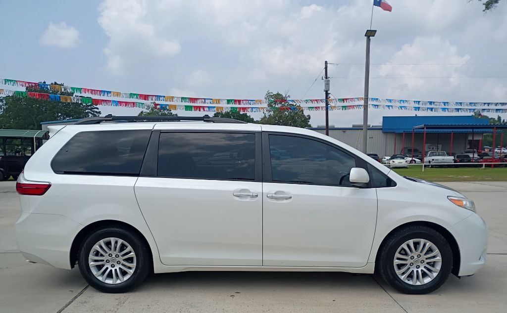2016 Toyota Sienna Image 3