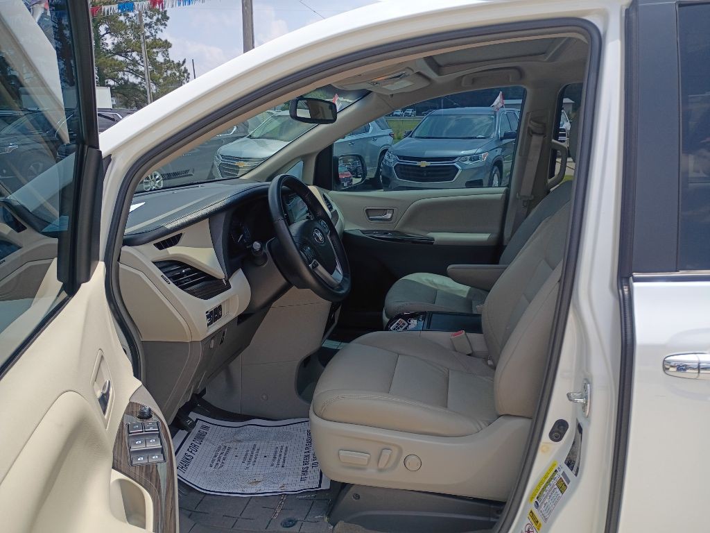 2016 Toyota Sienna Image 5