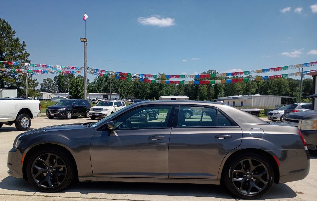 2022 Chrysler 300 Image 2