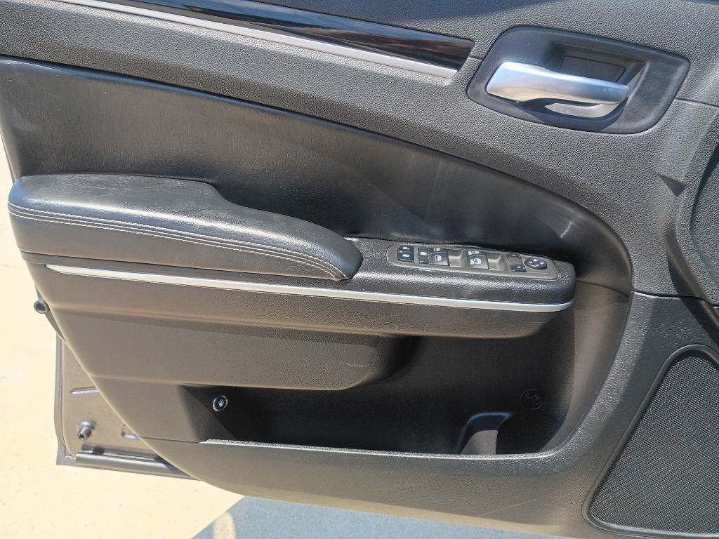 2022 Chrysler 300 Image 6
