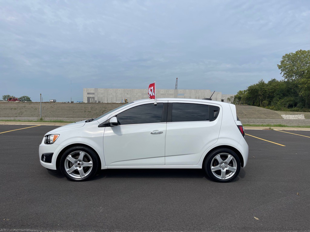 2015 Chevrolet Sonic Image 2