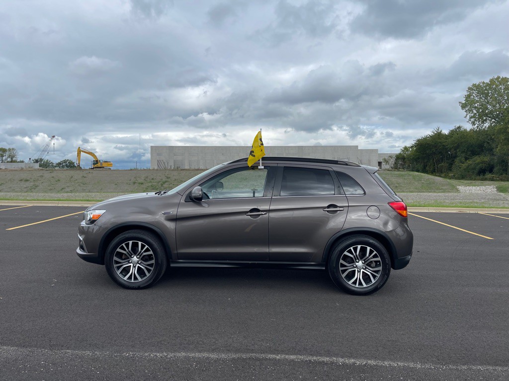 2017 Mitsubishi Outlander Image 2