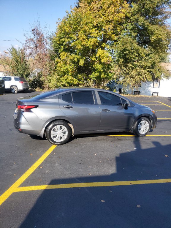 2021 Nissan Versa Image 3