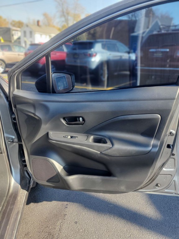 2021 Nissan Versa Image 13