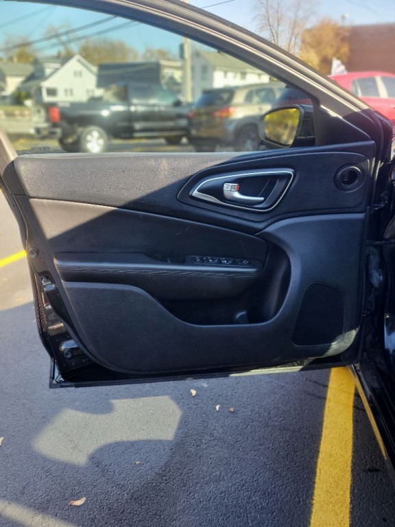 2016 Chrysler 200 Image 6