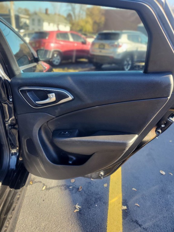 2016 Chrysler 200 Image 10