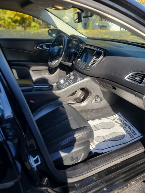 2016 Chrysler 200 Image 11