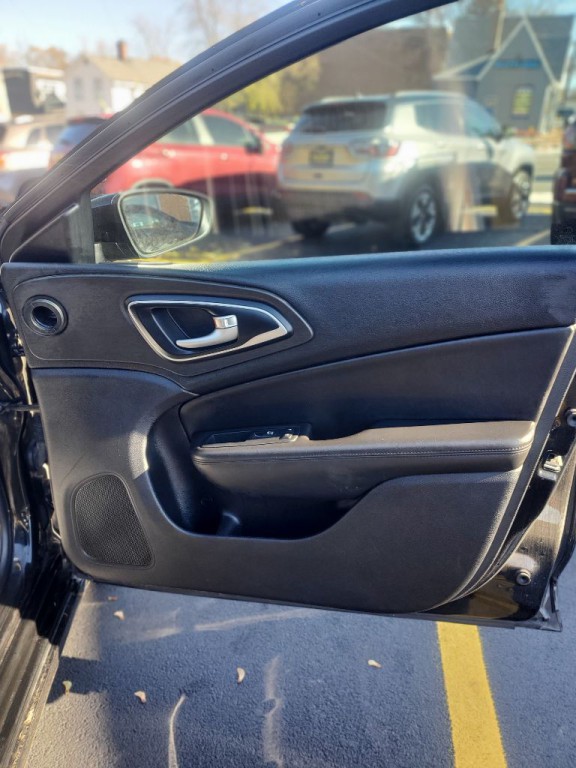 2016 Chrysler 200 Image 12