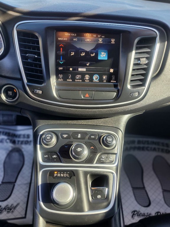 2016 Chrysler 200 Image 17