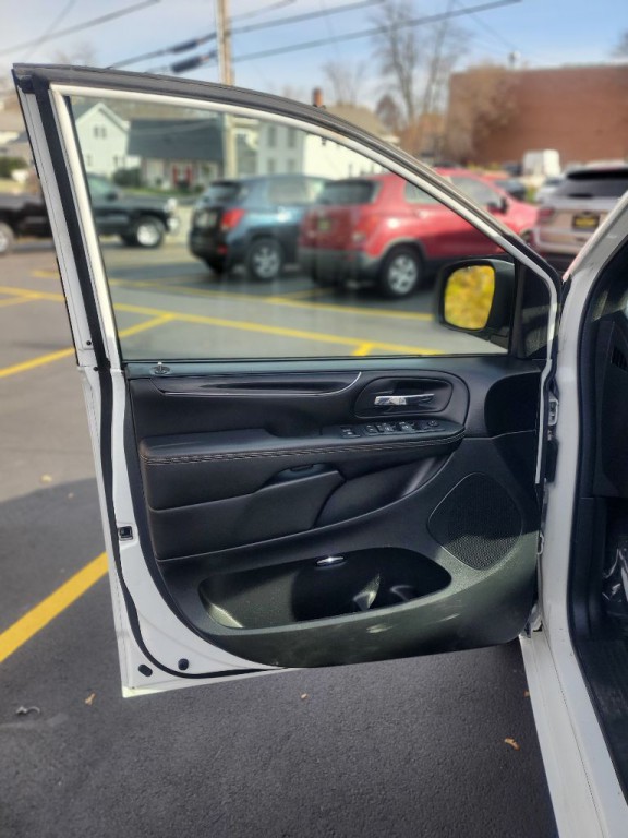 2017 Dodge Grand Caravan Image 6