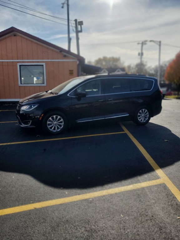 2017 Chrysler Pacifica Image 1