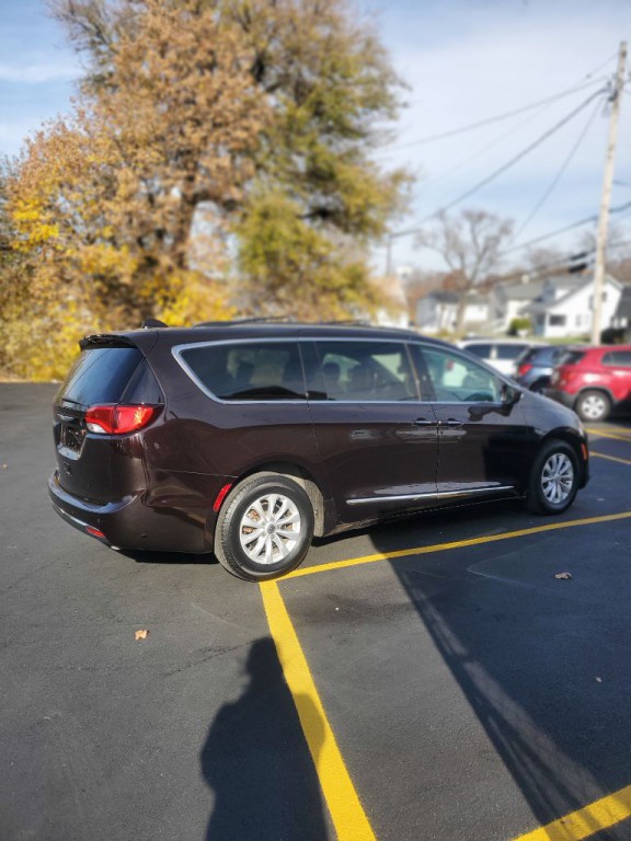 2017 Chrysler Pacifica Image 3