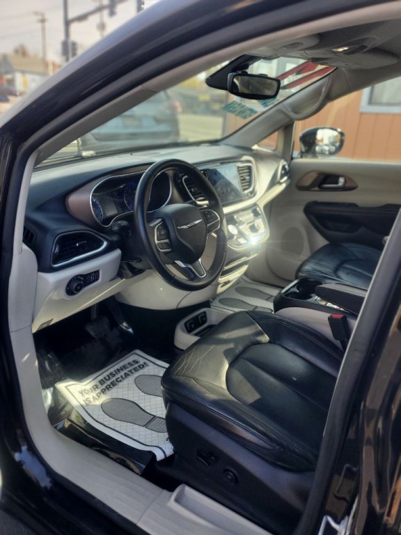 2017 Chrysler Pacifica Image 5