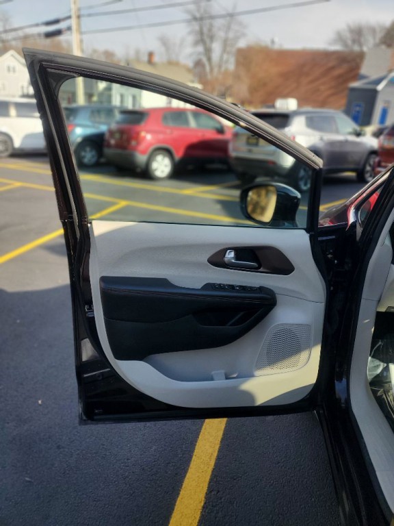 2017 Chrysler Pacifica Image 6