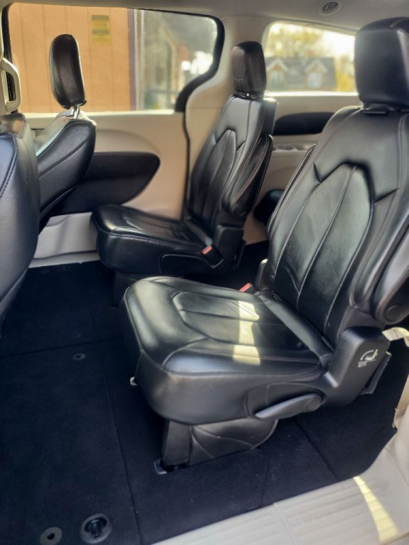 2017 Chrysler Pacifica Image 7