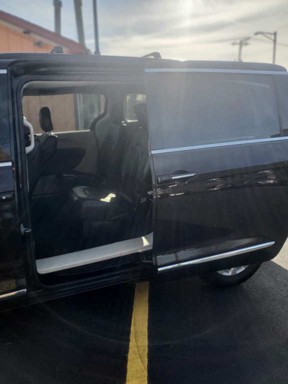 2017 Chrysler Pacifica Image 8