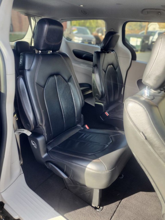 2017 Chrysler Pacifica Image 9