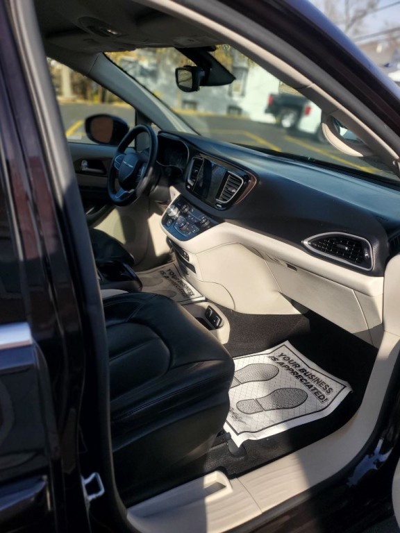 2017 Chrysler Pacifica Image 10