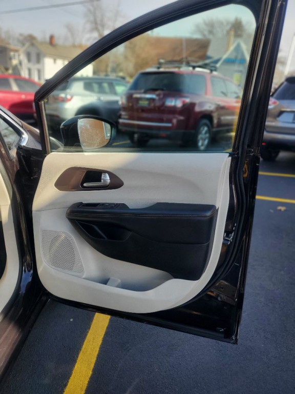 2017 Chrysler Pacifica Image 11